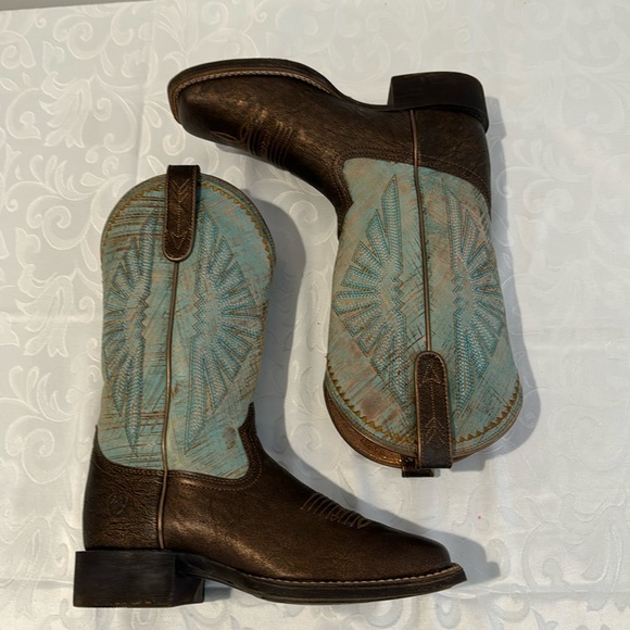 Ariat Shoes - EUC. Ariat Boots. Ladies 5.5